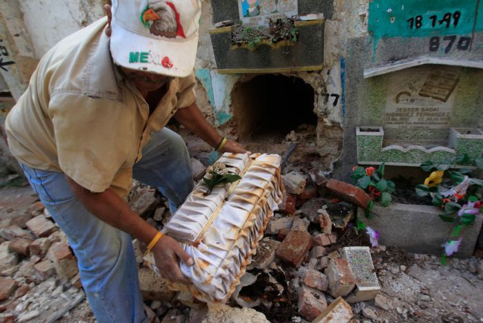 Гватемала ломают могилы, Гватемала эксгумируют тела из склепов, Гватемала достают трупы из могил