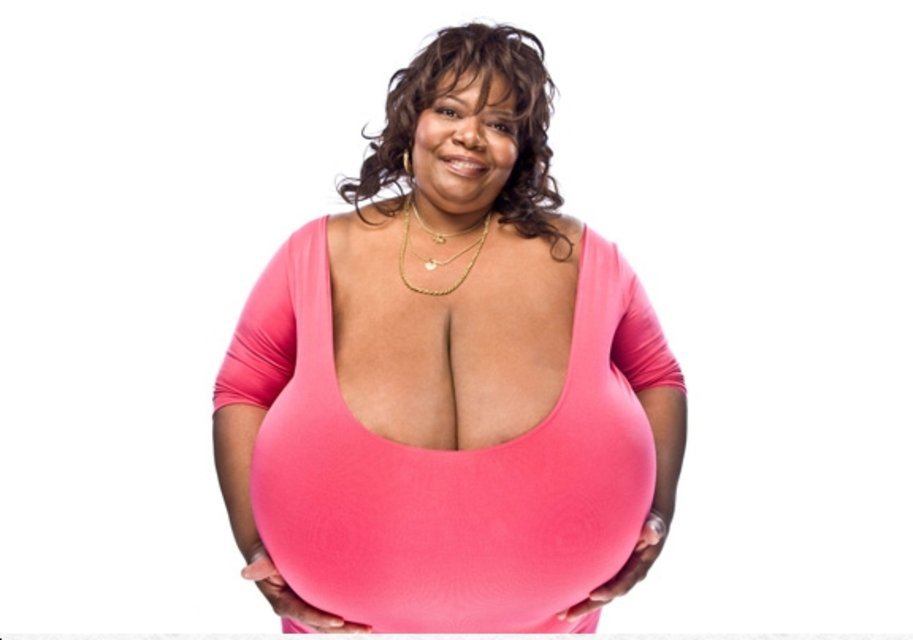 Учёные выяснили, почему женщины с большой грудью менее счастливы