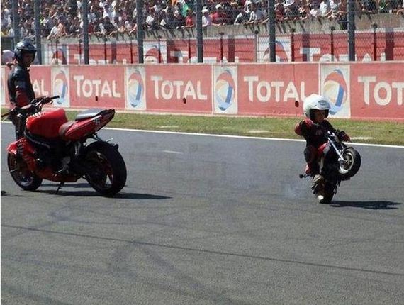 А сынок то - весь в отца! Смешные фотографии пап со своими маленькими копиями Смешные фотографии, папы, сыновья, дети, маленькиме копии