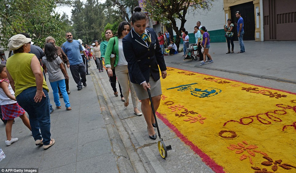 ковер Гватемала рекорд, самый длинный ковер из опилок, ковер из опилок рекорд Гватемала, пасхальные традиции