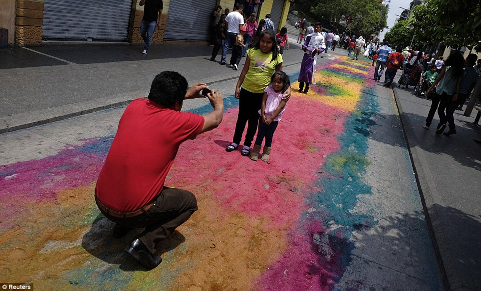 ковер Гватемала рекорд, самый длинный ковер из опилок, ковер из опилок рекорд Гватемала, пасхальные традиции