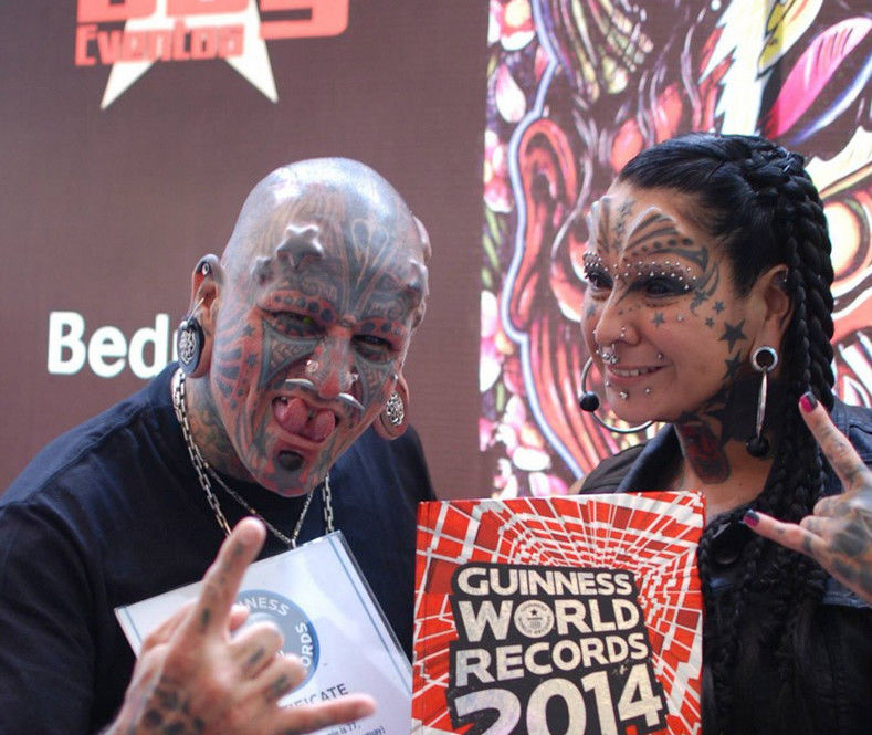 Необычная супружеская пара, которая через чур увлеклась модификациями Пара увлекающаяся модификациями, Габриэла Перальта, Виктор Перальта