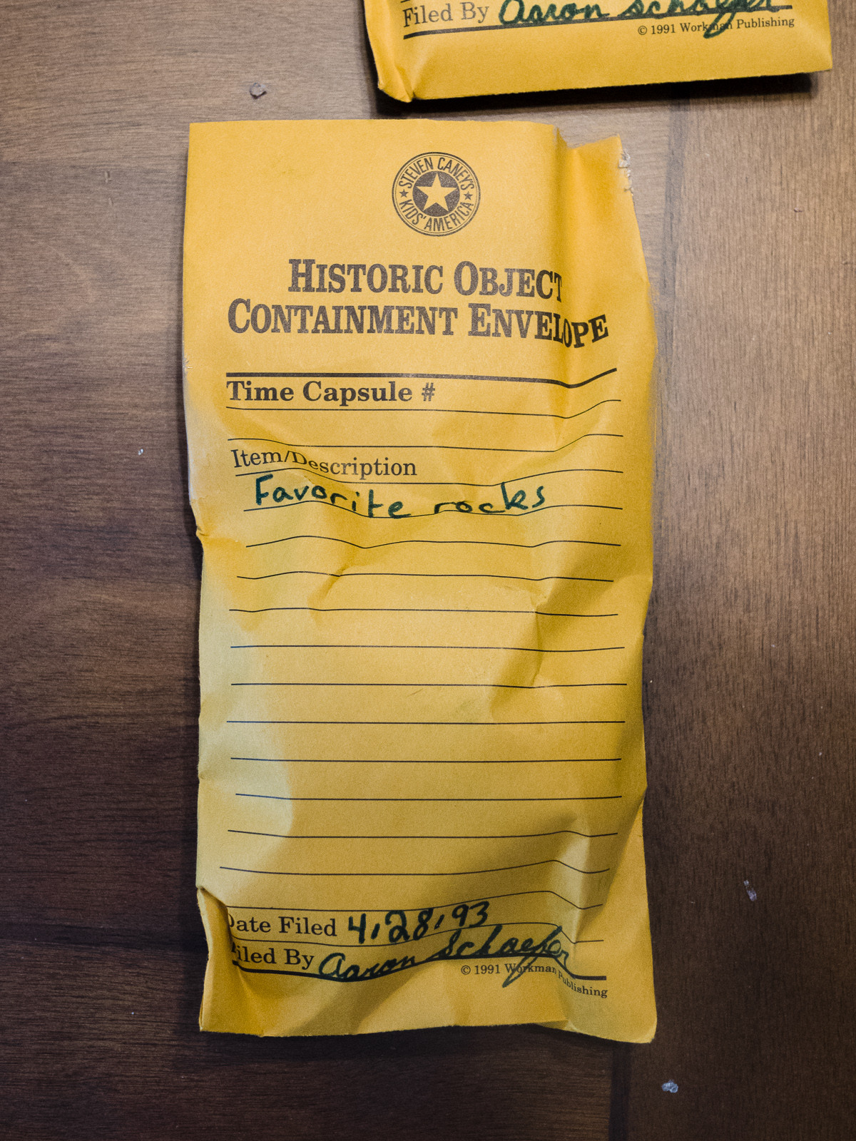 капсула времени маленького мальчика, капсула времени 1993 года запечатанная мальчиком, что лежит внутри капсулы времени