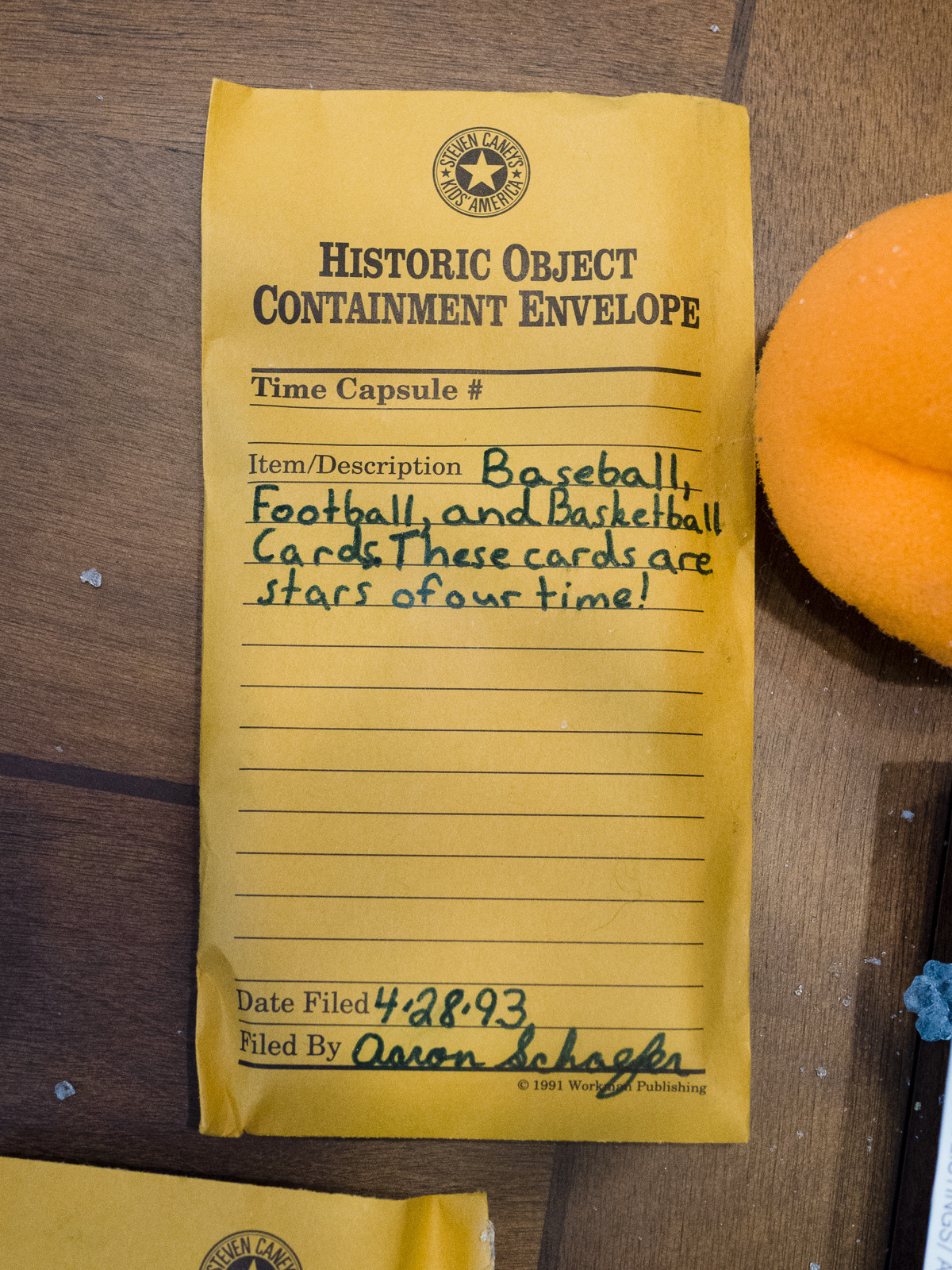 капсула времени маленького мальчика, капсула времени 1993 года запечатанная мальчиком, что лежит внутри капсулы времени