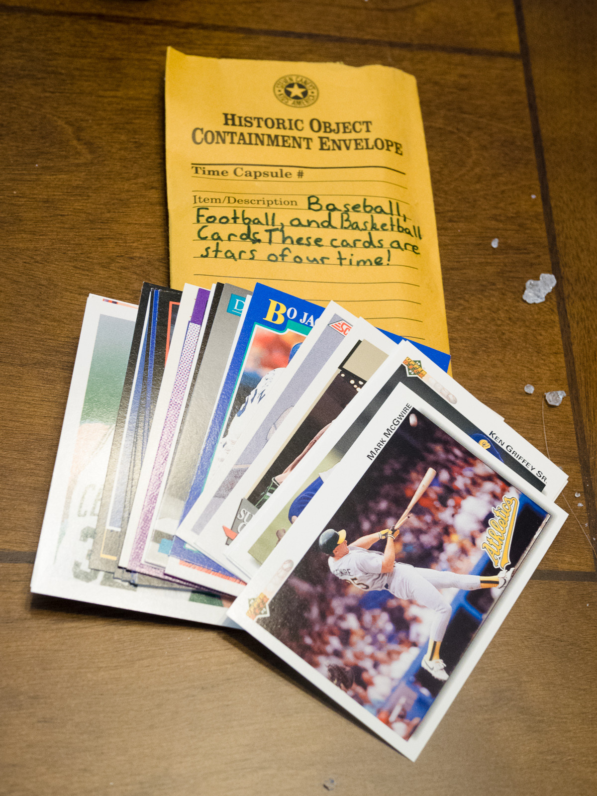 капсула времени маленького мальчика, капсула времени 1993 года запечатанная мальчиком, что лежит внутри капсулы времени