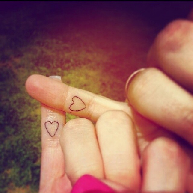 парные тату, татуировки у сестер, одинаковые татуировки сестры, 