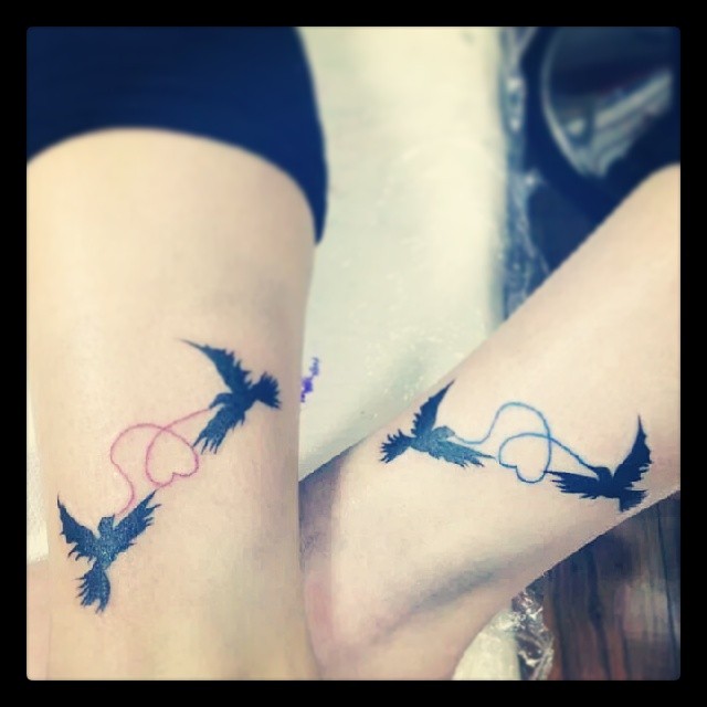 парные тату, татуировки у сестер, одинаковые татуировки сестры, 