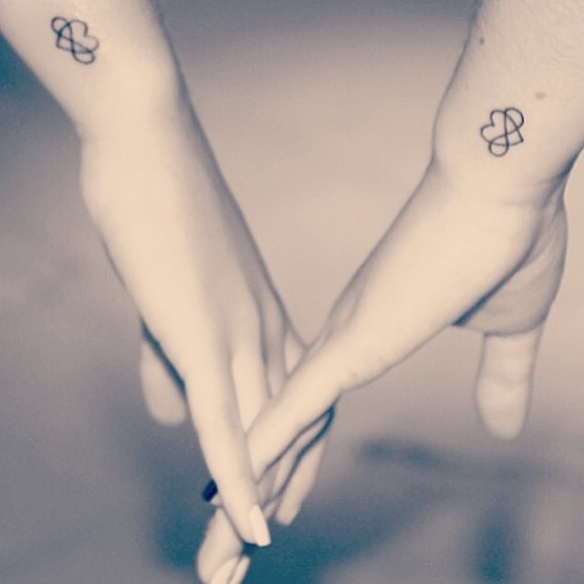 парные тату, татуировки у сестер, одинаковые татуировки сестры, 