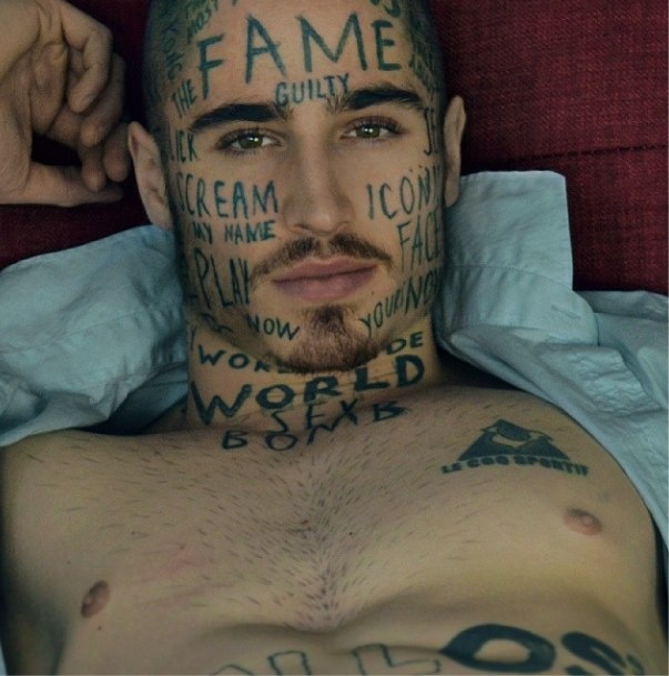 Канадская модель тату на лице, модель набил на лице случайные слова, Вин Лос, Vin Los, тату случайные слова по всему телу