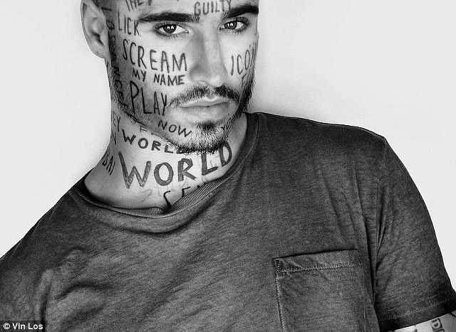 Канадская модель тату на лице, модель набил на лице случайные слова, Вин Лос, Vin Los, тату случайные слова по всему телу