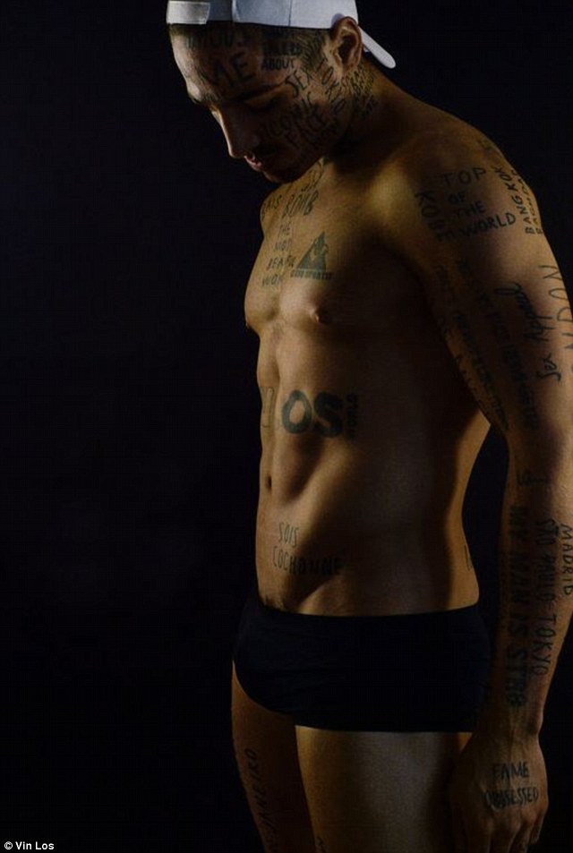 Канадская модель тату на лице, модель набил на лице случайные слова, Вин Лос, Vin Los, тату случайные слова по всему телу