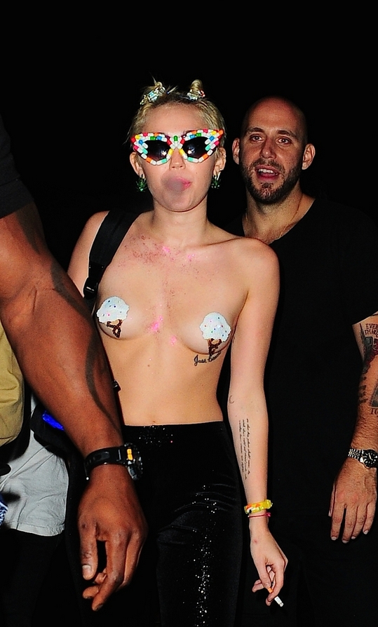 странные наряды звёзд, нелепые безвкусные наряды знаменитостей