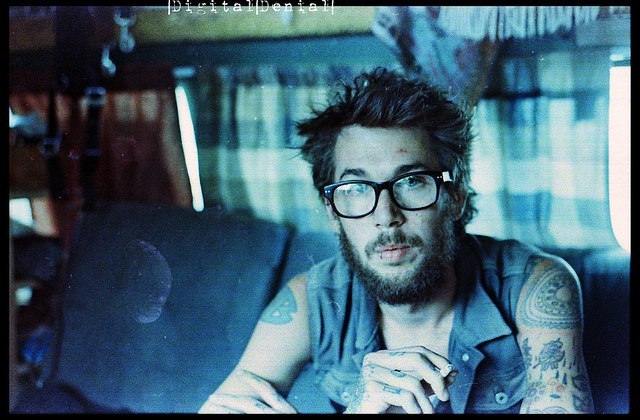 превратил грузовик в берлогу, перезимовать в грузовике в лесу, перезимовать в фургоне в лесу