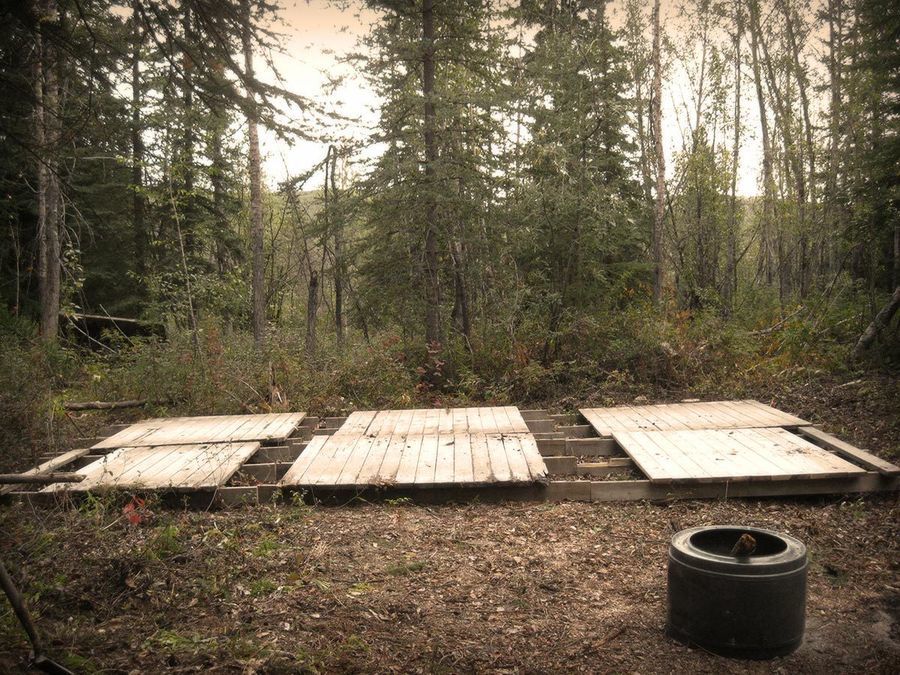 превратил грузовик в берлогу, перезимовать в грузовике в лесу, перезимовать в фургоне в лесу