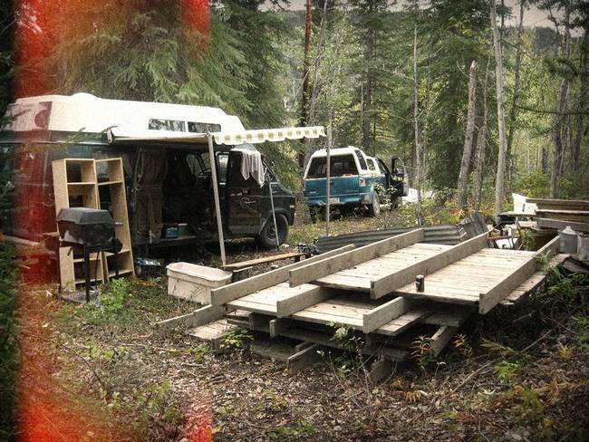 превратил грузовик в берлогу, перезимовать в грузовике в лесу, перезимовать в фургоне в лесу