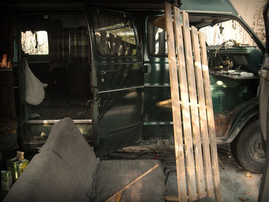 превратил грузовик в берлогу, перезимовать в грузовике в лесу, перезимовать в фургоне в лесу
