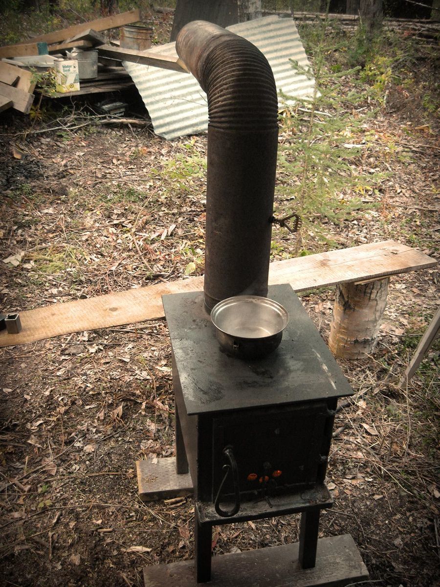 превратил грузовик в берлогу, перезимовать в грузовике в лесу, перезимовать в фургоне в лесу
