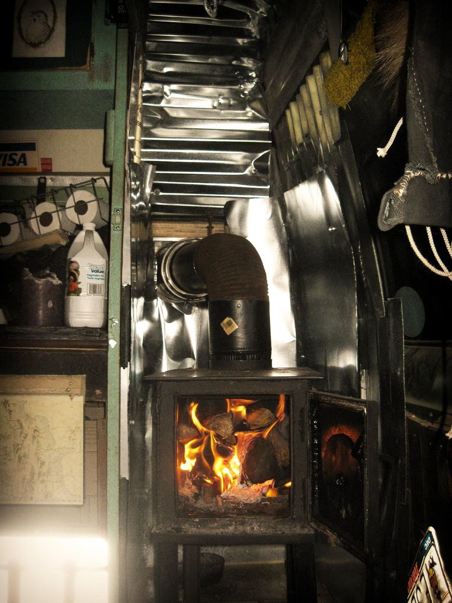 превратил грузовик в берлогу, перезимовать в грузовике в лесу, перезимовать в фургоне в лесу