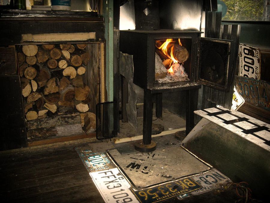 превратил грузовик в берлогу, перезимовать в грузовике в лесу, перезимовать в фургоне в лесу