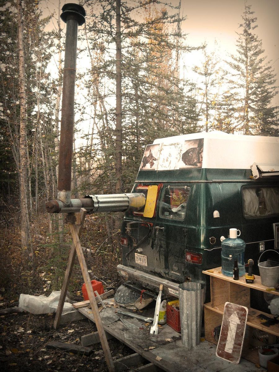 превратил грузовик в берлогу, перезимовать в грузовике в лесу, перезимовать в фургоне в лесу