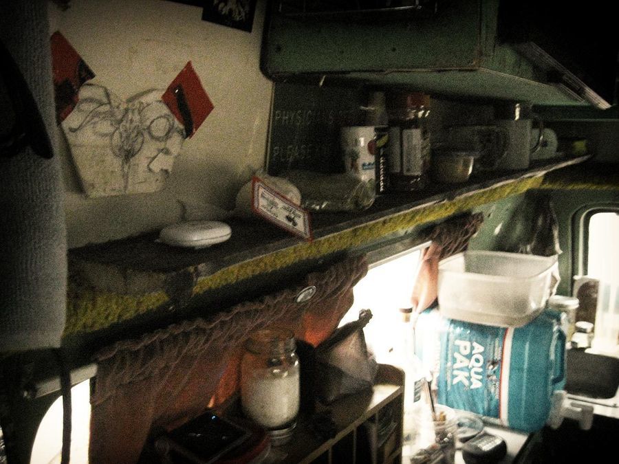 превратил грузовик в берлогу, перезимовать в грузовике в лесу, перезимовать в фургоне в лесу