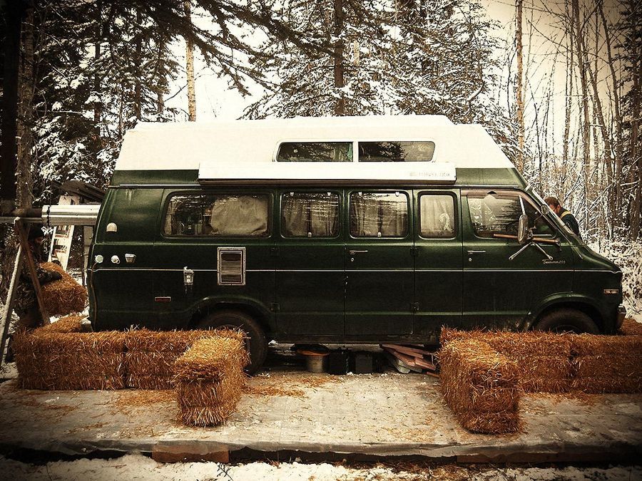 превратил грузовик в берлогу, перезимовать в грузовике в лесу, перезимовать в фургоне в лесу