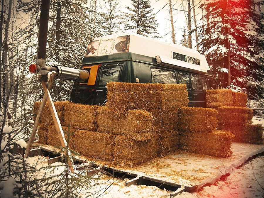 превратил грузовик в берлогу, перезимовать в грузовике в лесу, перезимовать в фургоне в лесу
