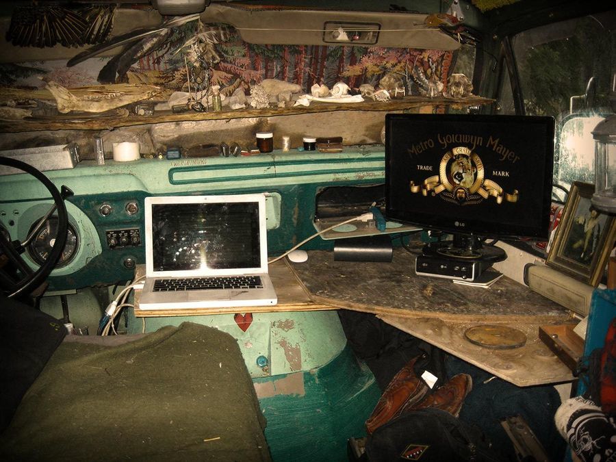 превратил грузовик в берлогу, перезимовать в грузовике в лесу, перезимовать в фургоне в лесу