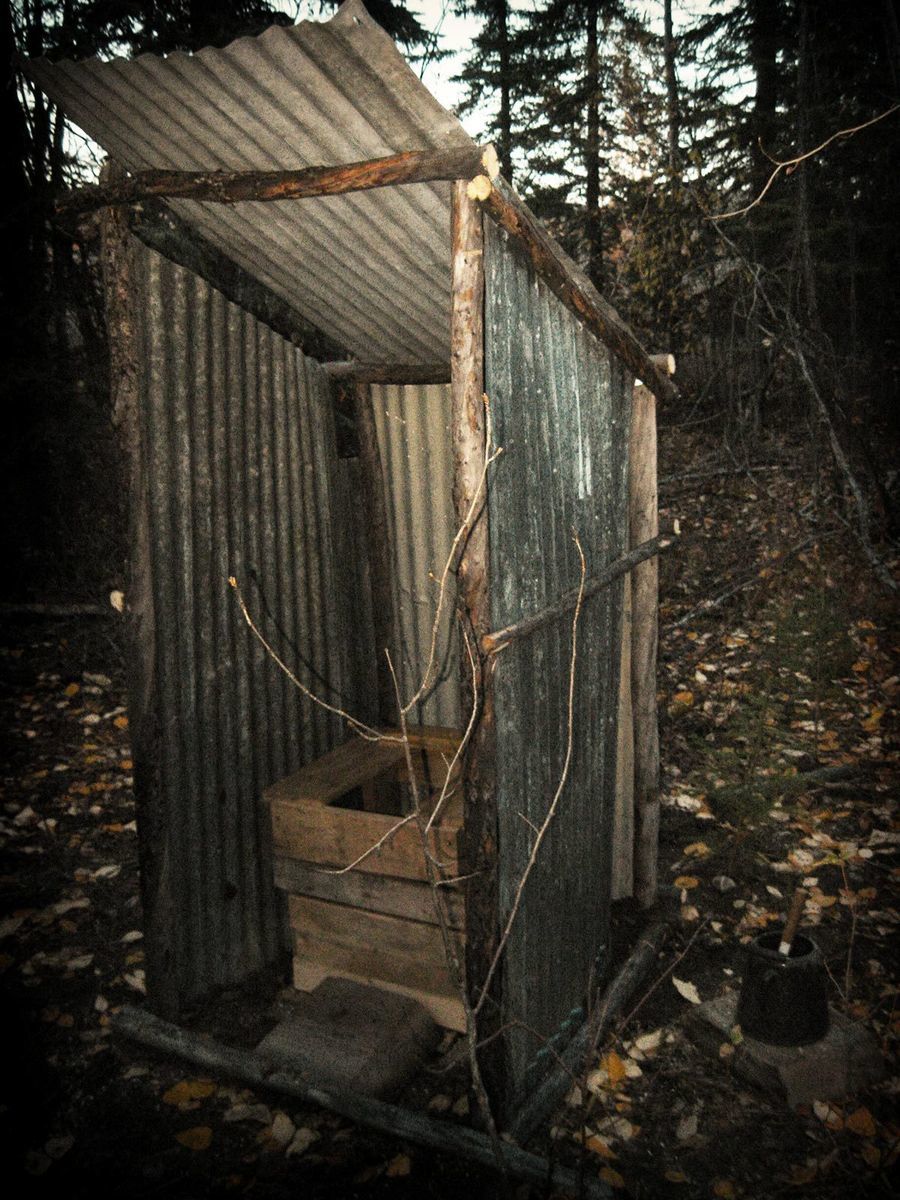 превратил грузовик в берлогу, перезимовать в грузовике в лесу, перезимовать в фургоне в лесу