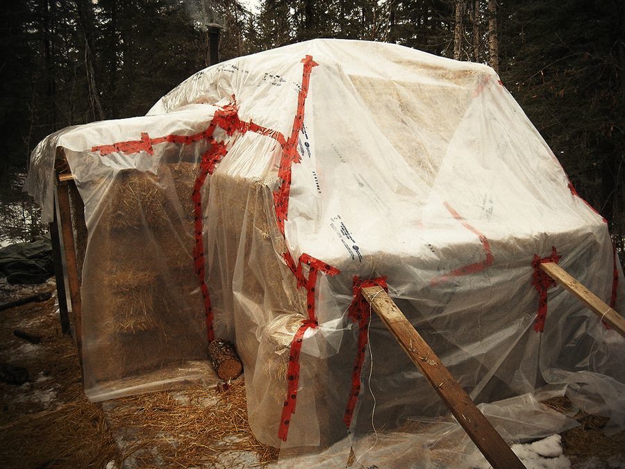 превратил грузовик в берлогу, перезимовать в грузовике в лесу, перезимовать в фургоне в лесу