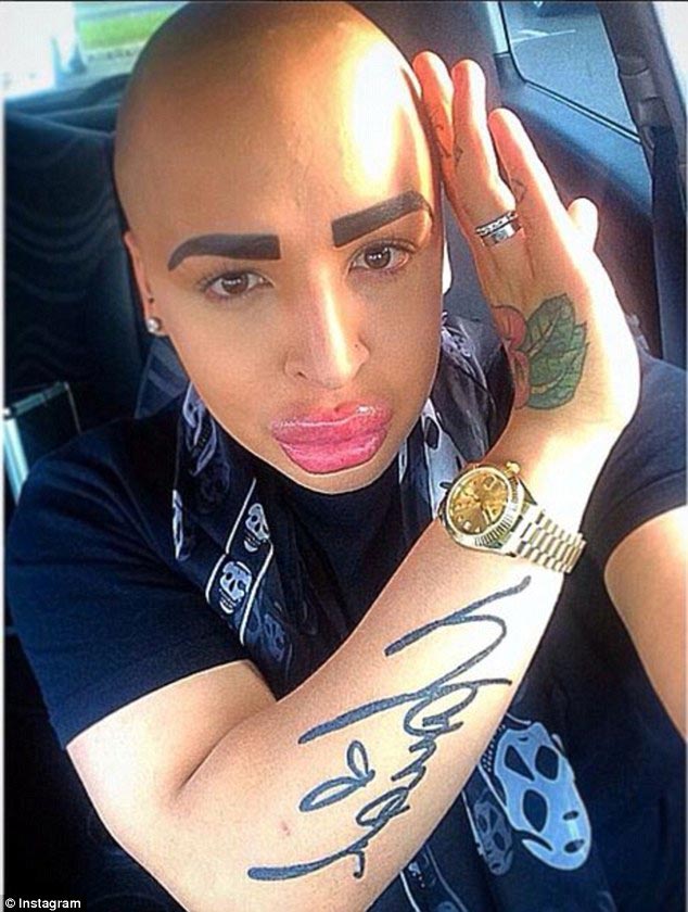 Джеймс Парк,James Parke, фанат Ким Кардашьян, мужчина превратился в Ким Кардашьян, парень сделал операции Ким Кардашьян