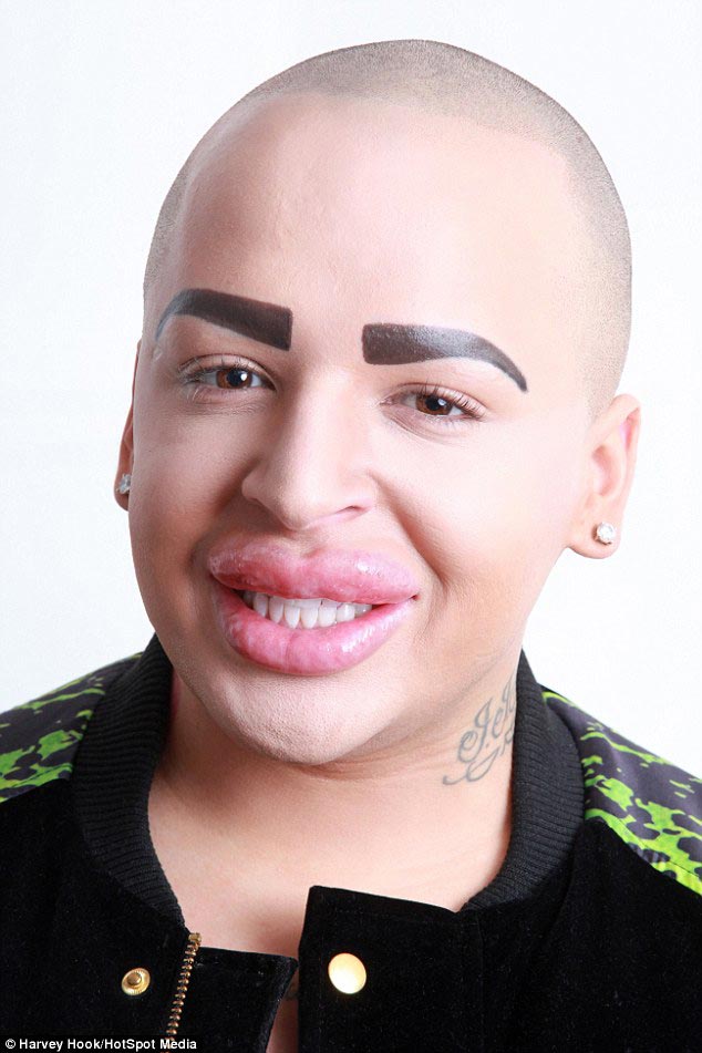 Джеймс Парк,James Parke, фанат Ким Кардашьян, мужчина превратился в Ким Кардашьян, парень сделал операции Ким Кардашьян