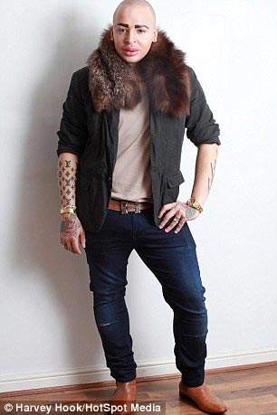 Джеймс Парк,James Parke, фанат Ким Кардашьян, мужчина превратился в Ким Кардашьян, парень сделал операции Ким Кардашьян