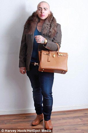 Джеймс Парк,James Parke, фанат Ким Кардашьян, мужчина превратился в Ким Кардашьян, парень сделал операции Ким Кардашьян