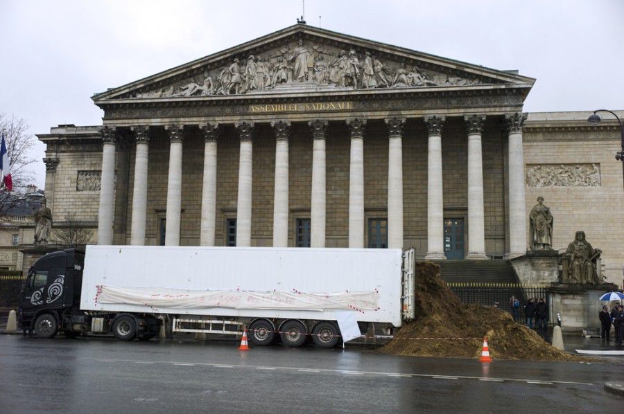 навоз, здание парламента, Париж, протест, Франсуа Оланд, француз, фура, грузовик