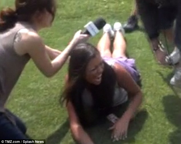 Playboy model Elizabeth Dickson,Элизабет Диксон судится с Playboy, 500 000$ за неудачную партию в гольф 