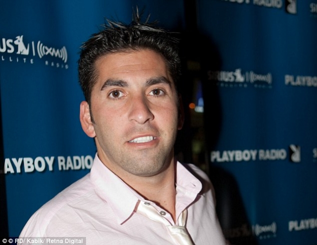 Playboy model Elizabeth Dickson,Элизабет Диксон судится с Playboy, 500 000$ за неудачную партию в гольф 