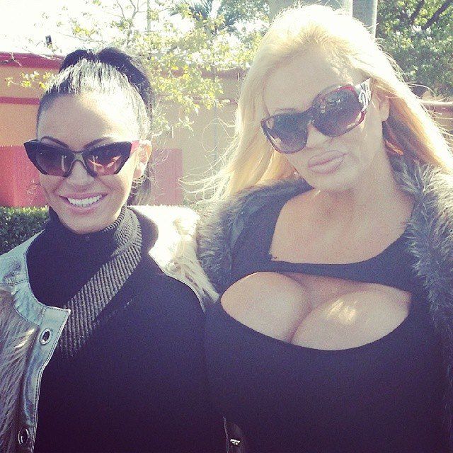 Лэйси Уайлдд - женщина, которая хочет сделать себе самую большую грудь в мире