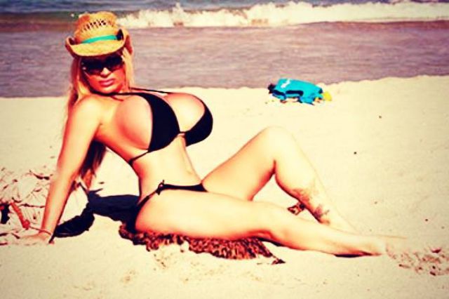 Лэйси Уайлдд - женщина, которая хочет сделать себе самую большую грудь в мире