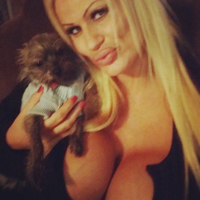 Лэйси Уайлдд - женщина, которая хочет сделать себе самую большую грудь в мире