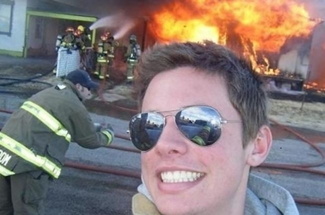 глупые нелепые селфи, тупые самострелы 