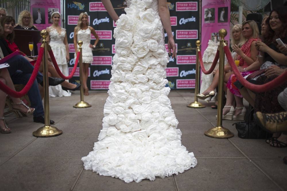 10th annual toilet paper wedding dress contest, платья из туалетной бумаги, свадебные платья из бумаги