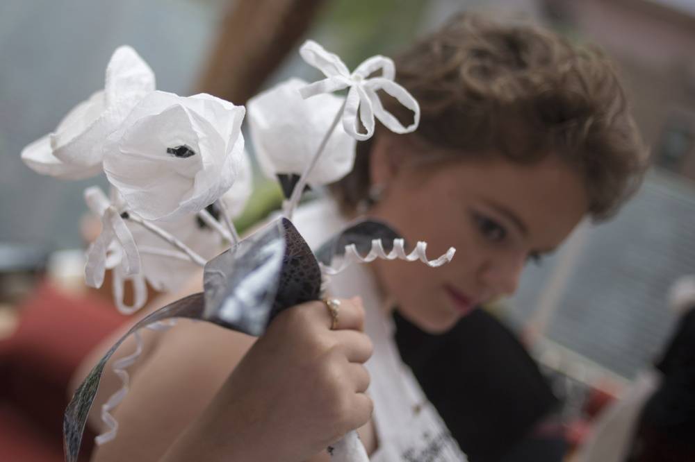 10th annual toilet paper wedding dress contest, платья из туалетной бумаги, свадебные платья из бумаги