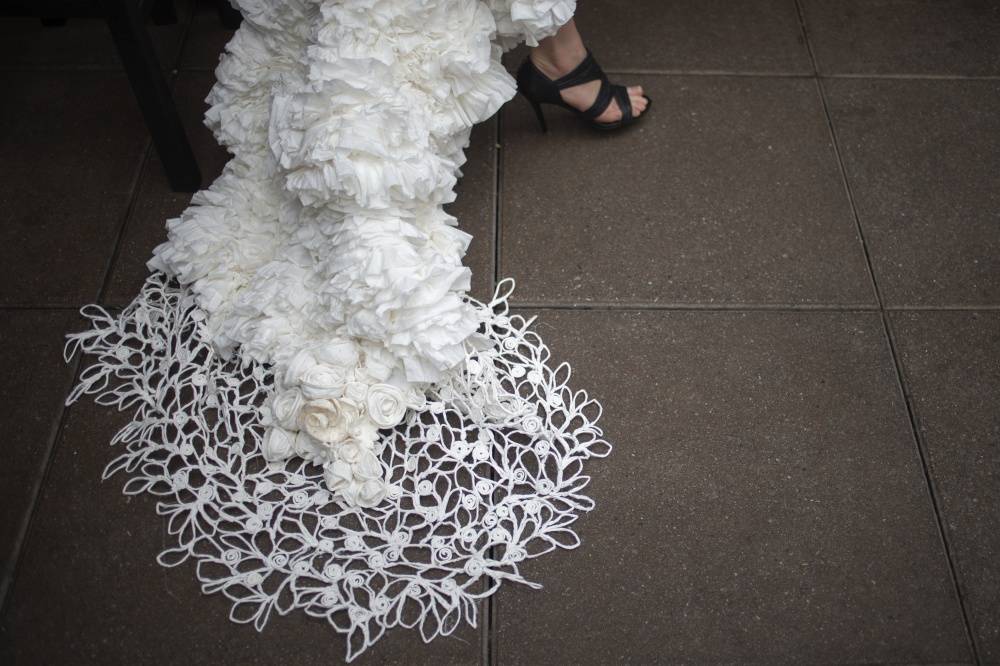 10th annual toilet paper wedding dress contest, платья из туалетной бумаги, свадебные платья из бумаги