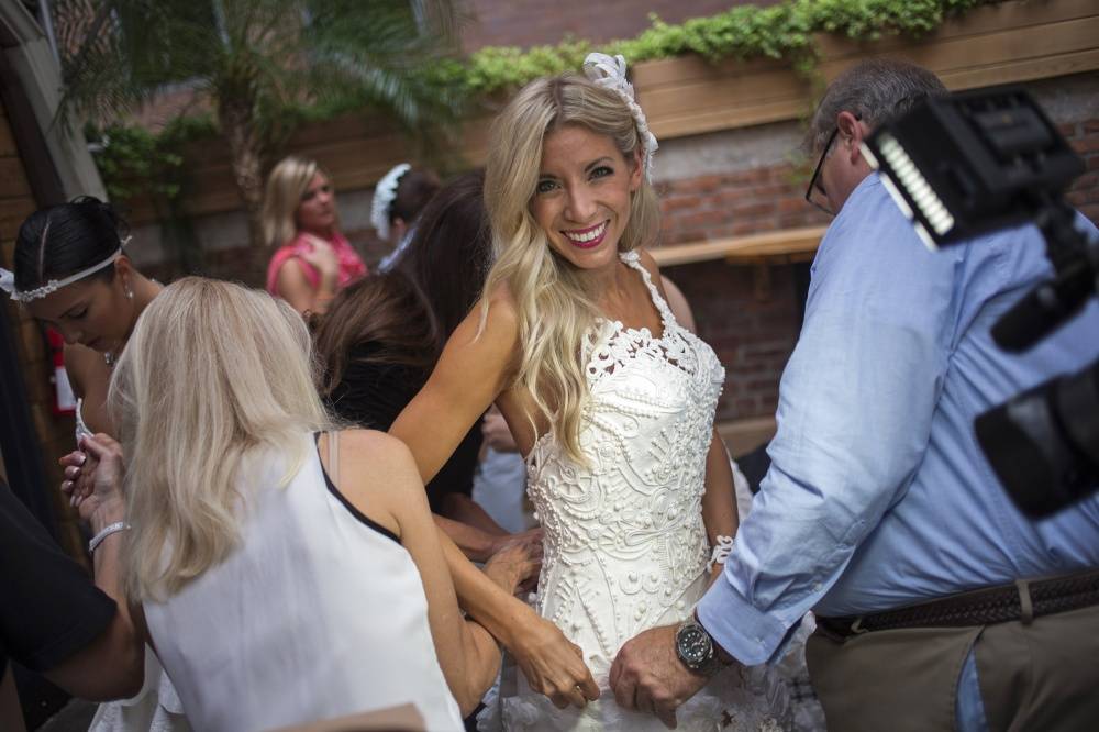 10th annual toilet paper wedding dress contest, платья из туалетной бумаги, свадебные платья из бумаги