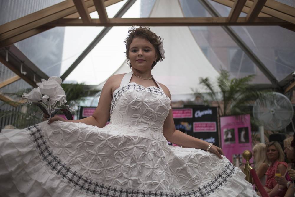 10th annual toilet paper wedding dress contest, платья из туалетной бумаги, свадебные платья из бумаги