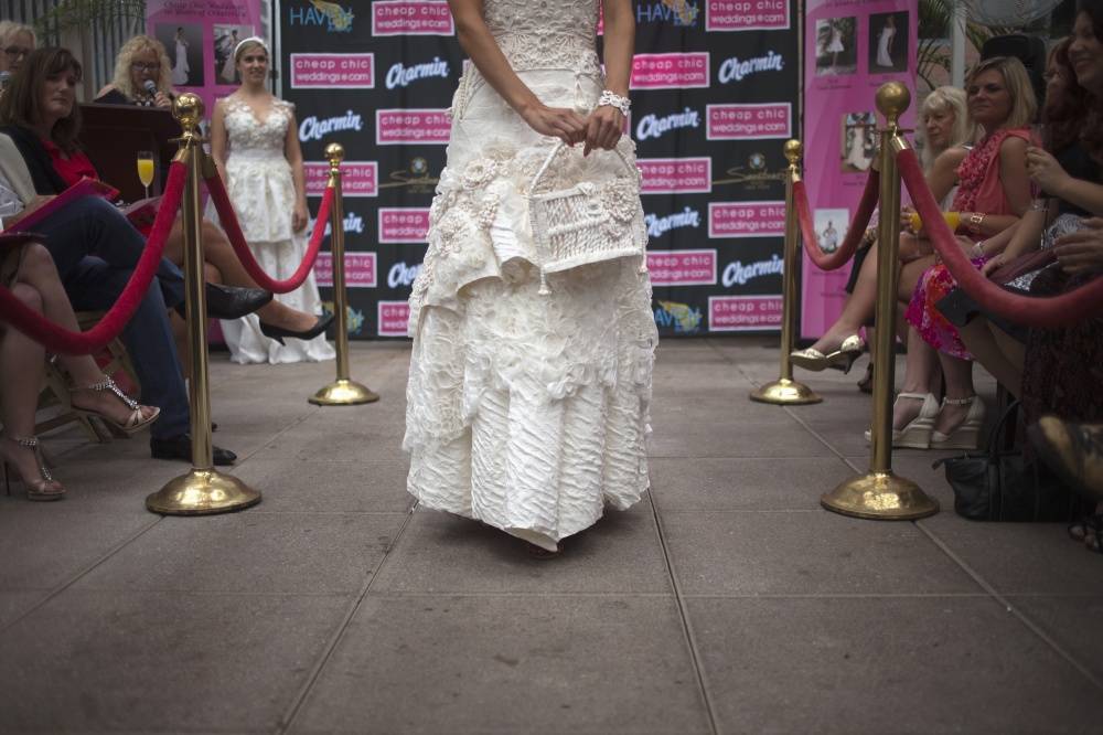 10th annual toilet paper wedding dress contest, платья из туалетной бумаги, свадебные платья из бумаги