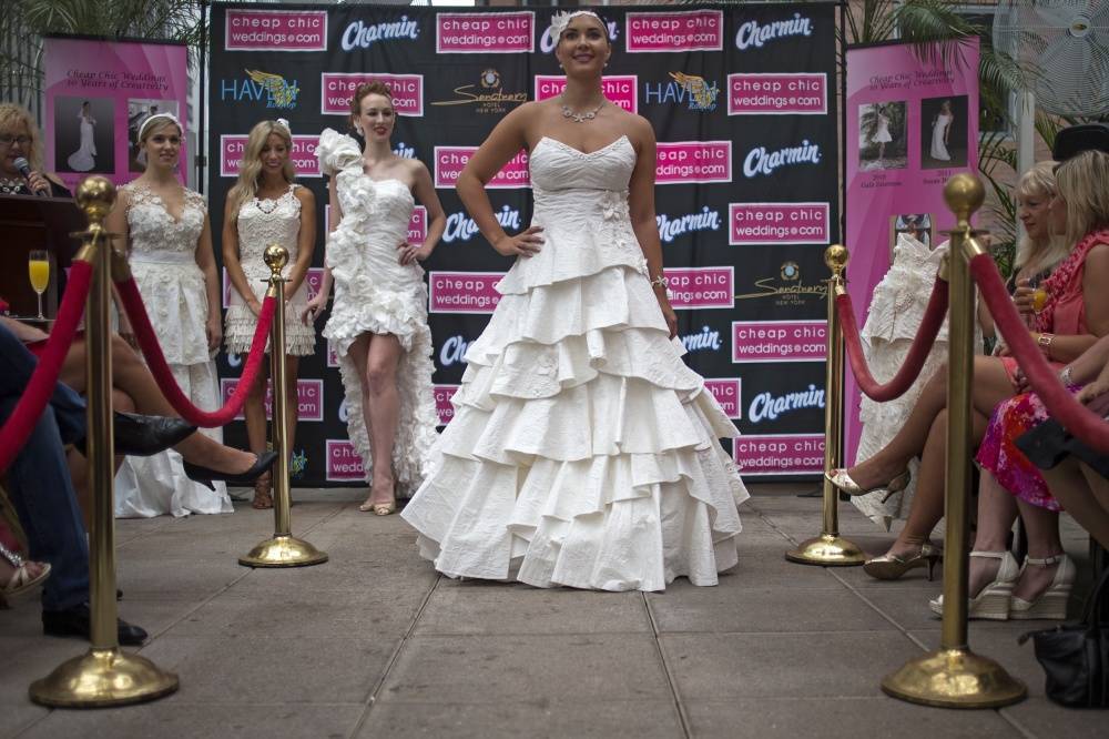 10th annual toilet paper wedding dress contest, платья из туалетной бумаги, свадебные платья из бумаги