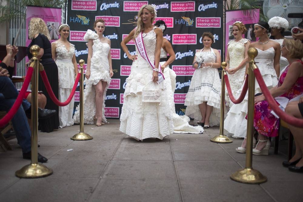 10th annual toilet paper wedding dress contest, платья из туалетной бумаги, свадебные платья из бумаги