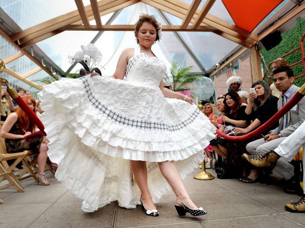 10th annual toilet paper wedding dress contest, платья из туалетной бумаги, свадебные платья из бумаги